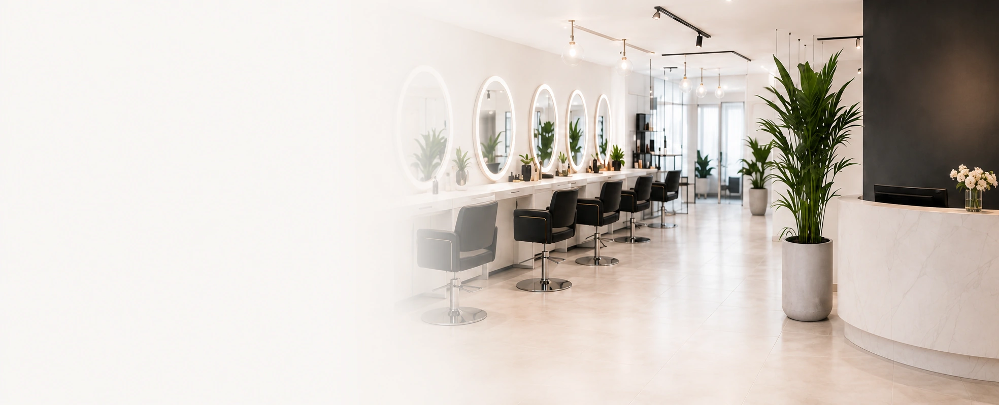 Heller moderner Friseursalon mit ovalen Spiegeln, schwarzen Stühlen und Rezeption